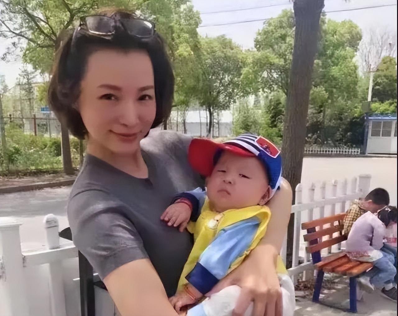 回顾富豪密春雷百亿身价沦为老赖名人妻子董卿如今怎样了