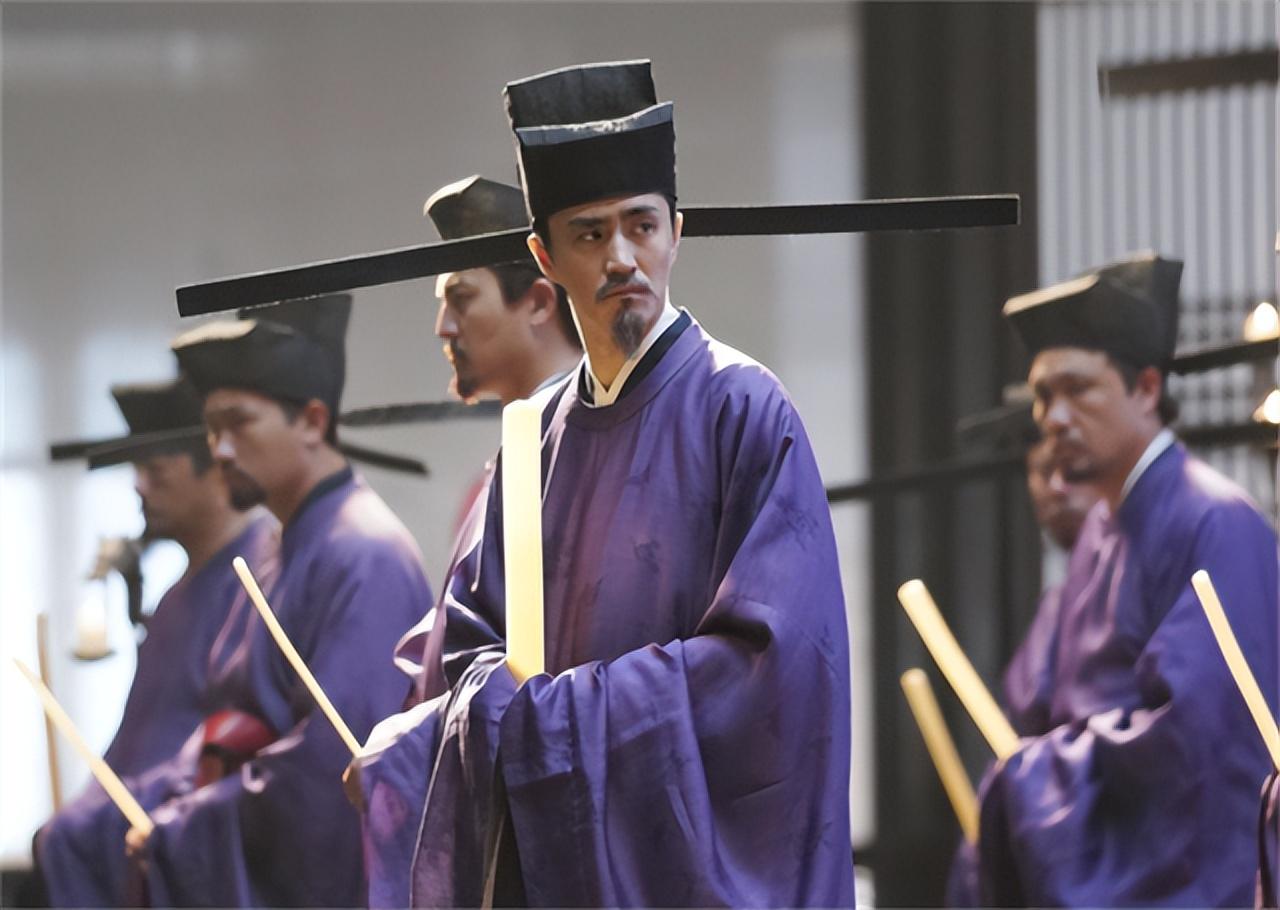 宰相发现小妾与手下私会非常生气第二天给手下买了个老婆