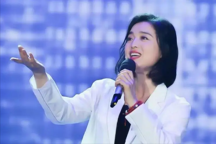 歌手白雪38岁与富豪离婚二婚嫁给小八岁东北小伙如今怎样了