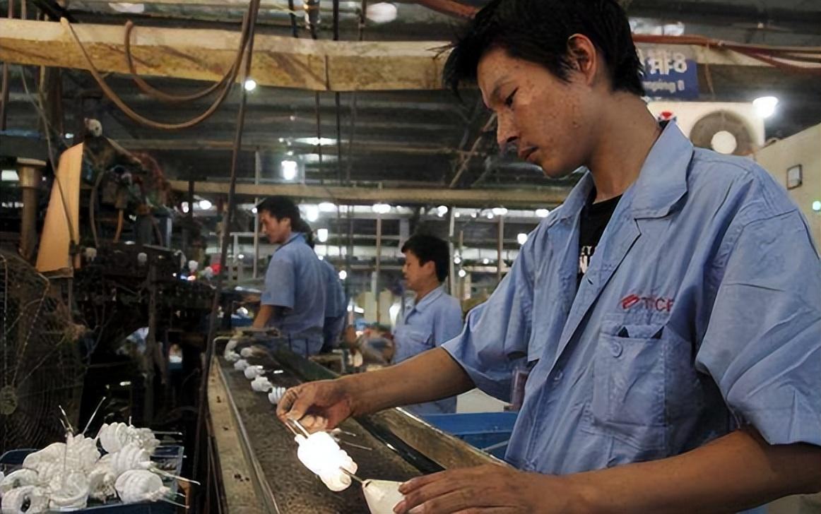 回顾20岁小伙在工厂流水线日夜颠倒站12个小时满手鲜血不休息