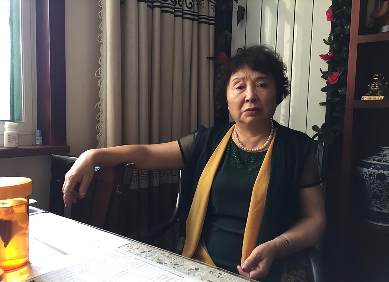 回顾盛海琳:60岁生下双胞胎,如今丈夫猝然离世,女儿哭着想爸爸