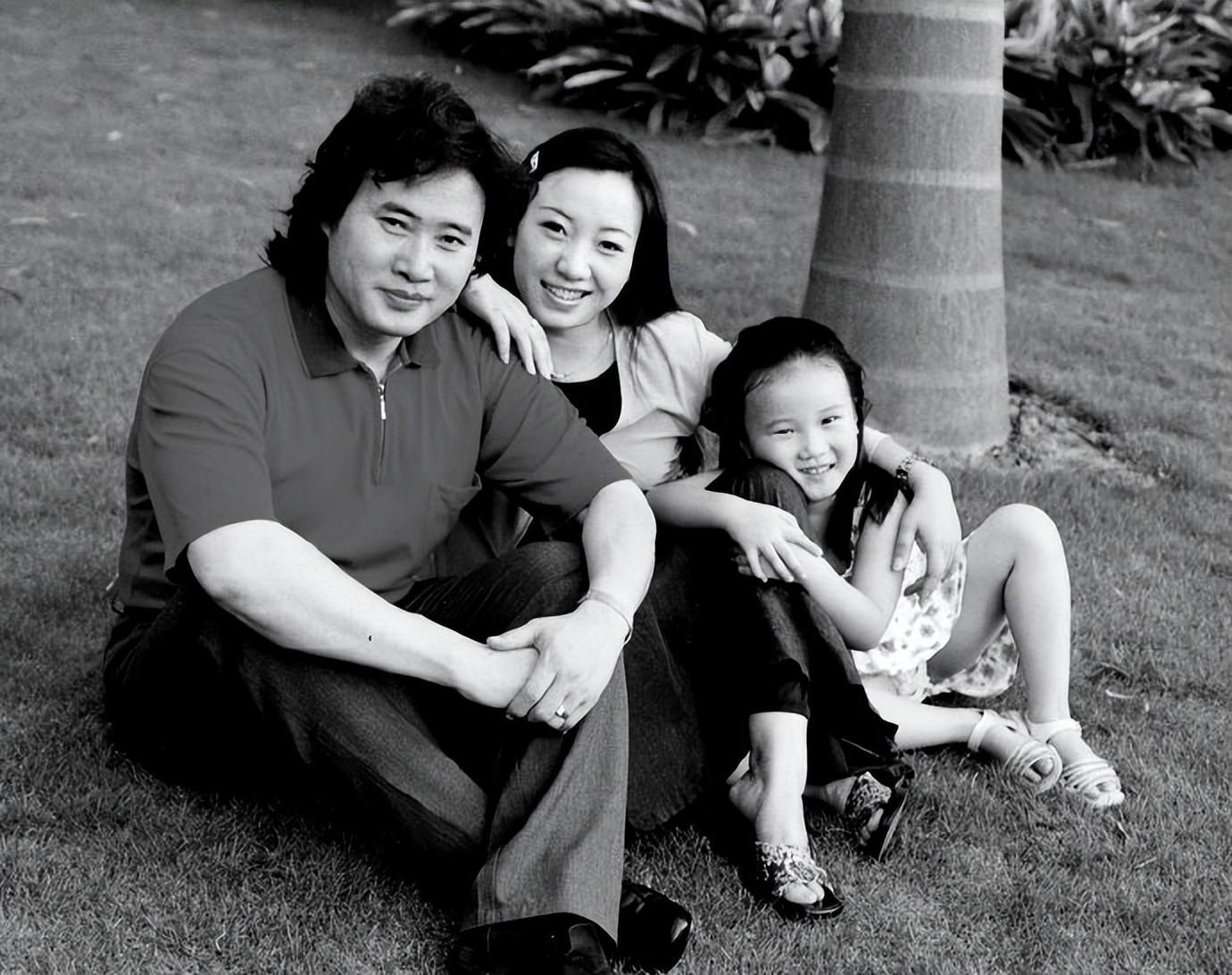 回顾男高音戴玉强40岁成名与初恋结婚29年如今女儿成他骄傲