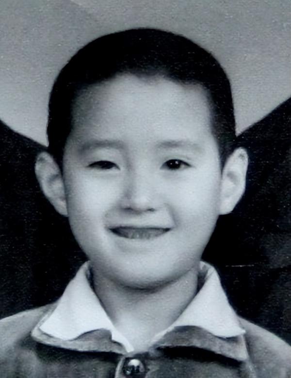 由于父母工作繁忙,很少有时间照顾儿子,冯雷从小就在各大剧团穿梭,还