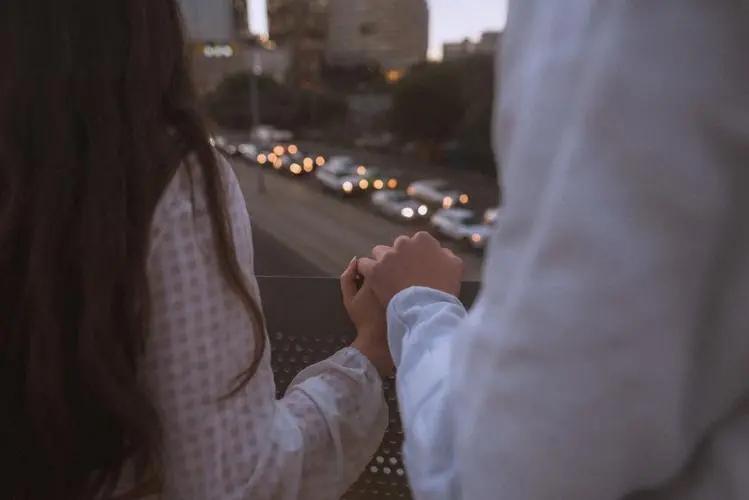 2020年美女一觉醒来腰酸背痛报警发现喝的水有问题男友被抓