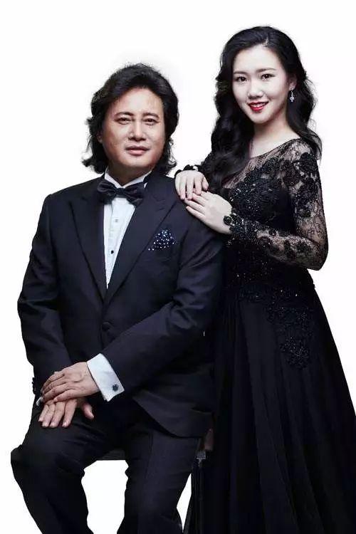 年12月2日纽约国际声乐大赛中,第一次参加国际声乐大赛的戴玉强女儿