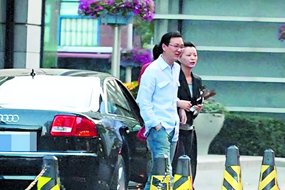 回顾富豪密春雷百亿身价沦为老赖名人妻子董卿如今怎样了