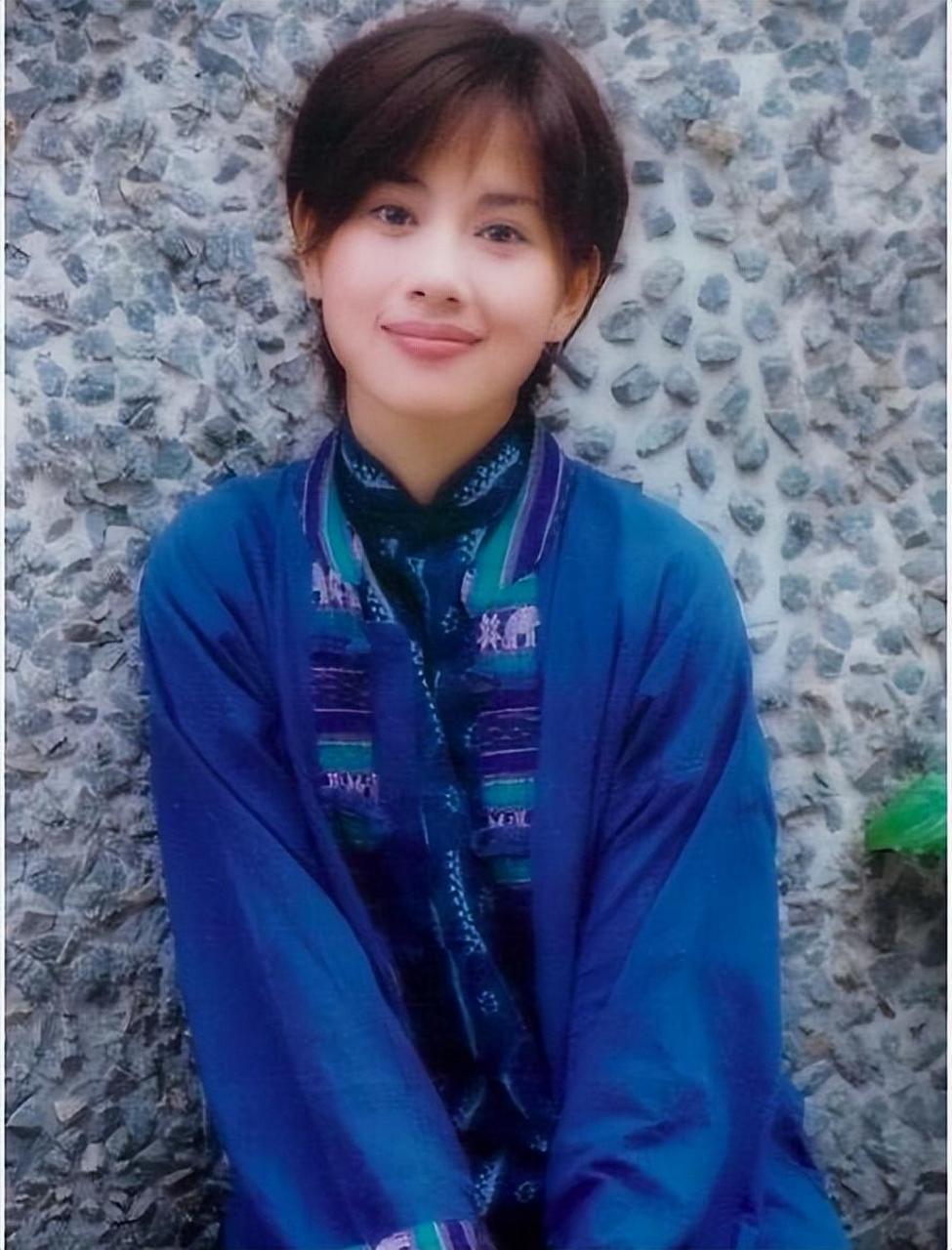 陈松伶是tvb曾经的"当家花旦",事业如日中天时却遭遇经纪人背叛和母亲