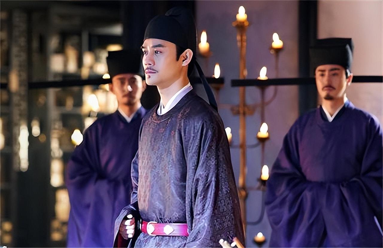 宰相发现小妾与手下私会非常生气第二天给手下买了个老婆