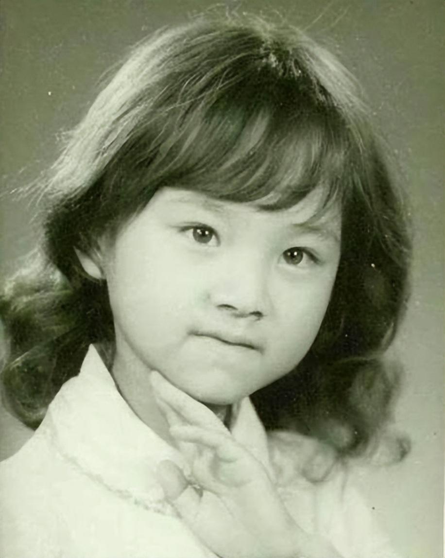 初中毕业后就读上海儿童艺术剧院,与陆毅是同班同学