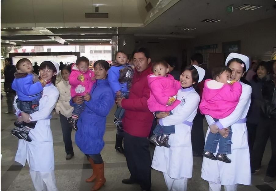 回顾06年安徽夫妇生下五胞胎父母坚持不愿送人如今已读高中