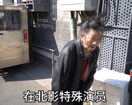 因为视频实在是太火了,所以在过了一段时间后,有网友指出大叔的真名叫