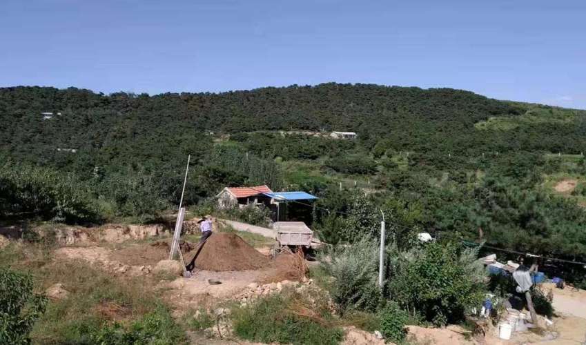 一个民警乔装打扮,背上背篓假装上山干活,实则为了打探情况,一摇一晃