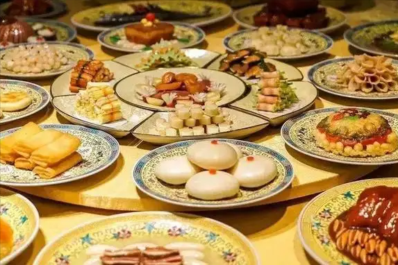 皇帝的一天怎么过?4点起床早朝,晚上7点翻牌子,结束乏味的一天