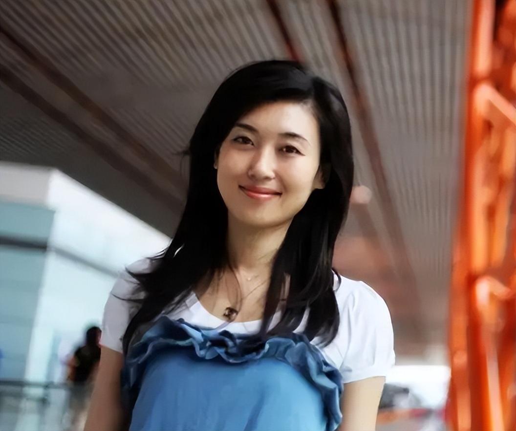 回顾央视女神李红被造谣嫁富豪如今45岁单身活出自己精彩