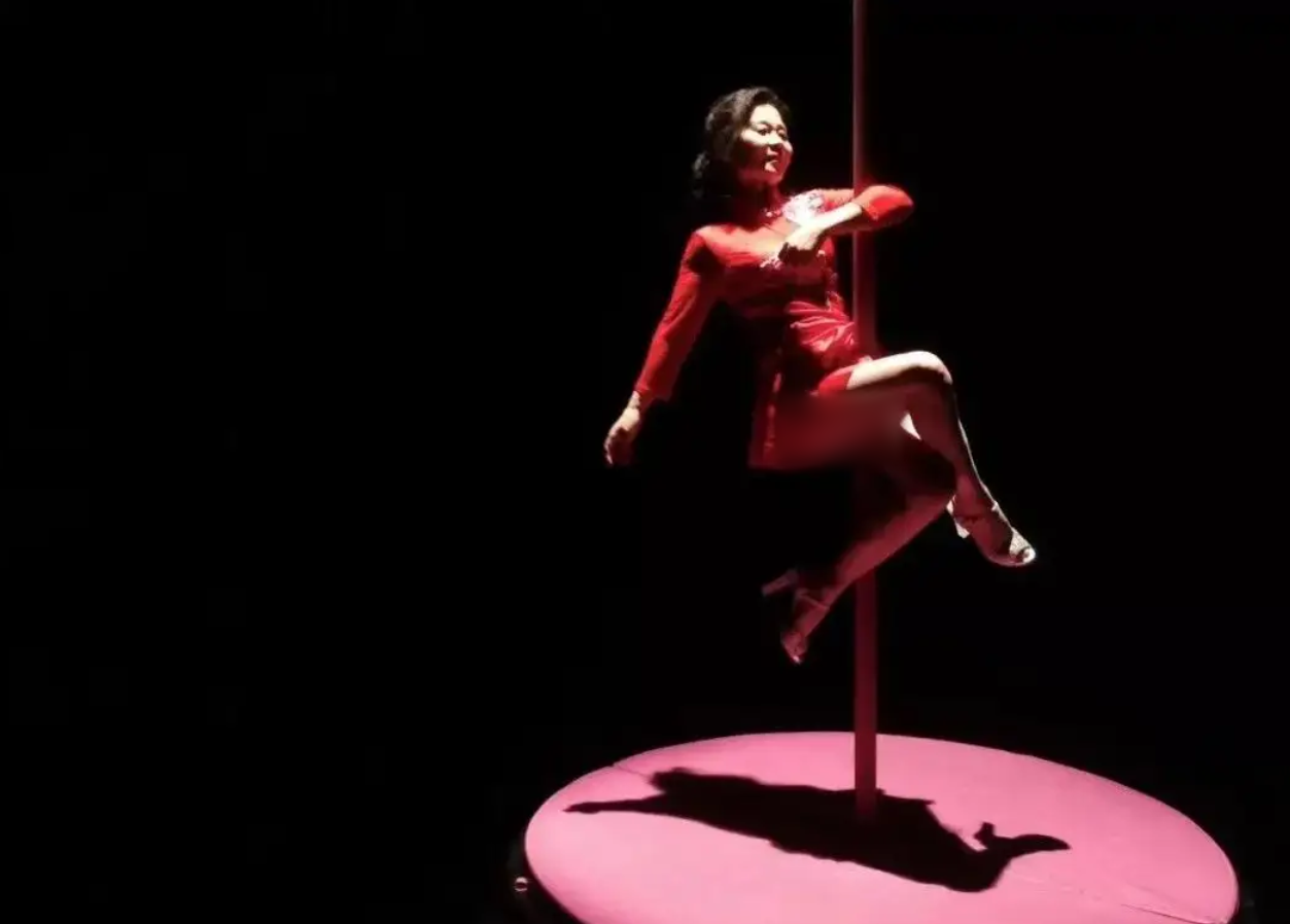 2017年中国七旬老太参加美国节目秀钢管舞称会跳到跳不动为止