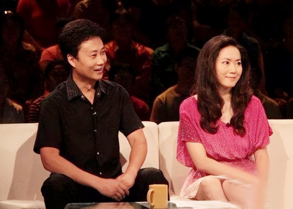 回顾耿为华被小14岁粉丝倒追结婚15年被抛如今与女儿相依为命