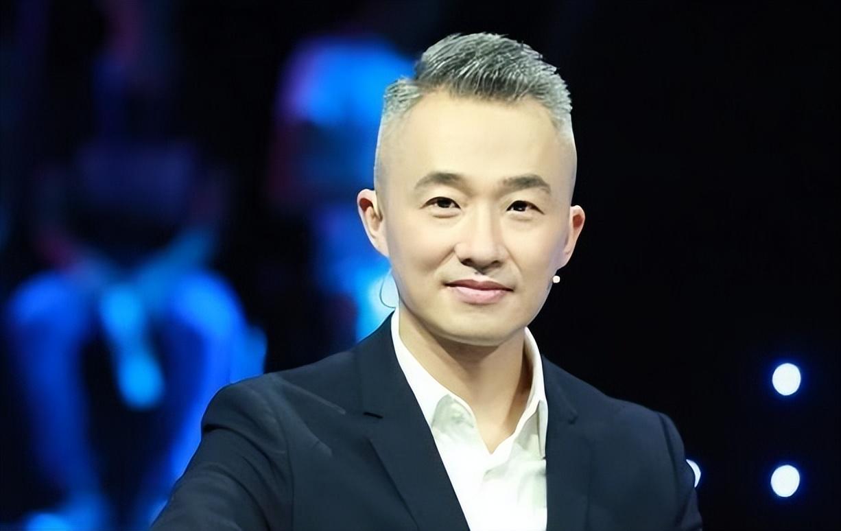 当时有人打趣程雷,说他一头"少年白"引领潮流,殊不知这就是身体亏空留