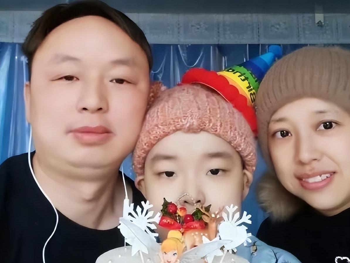 现在因为医院冰冷的床铺,晓玲更加的思念过去那个温暖的家庭了.