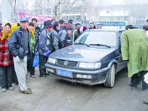 回顾建筑工地上的老人他60岁被清退后每月花500住8㎡出租屋