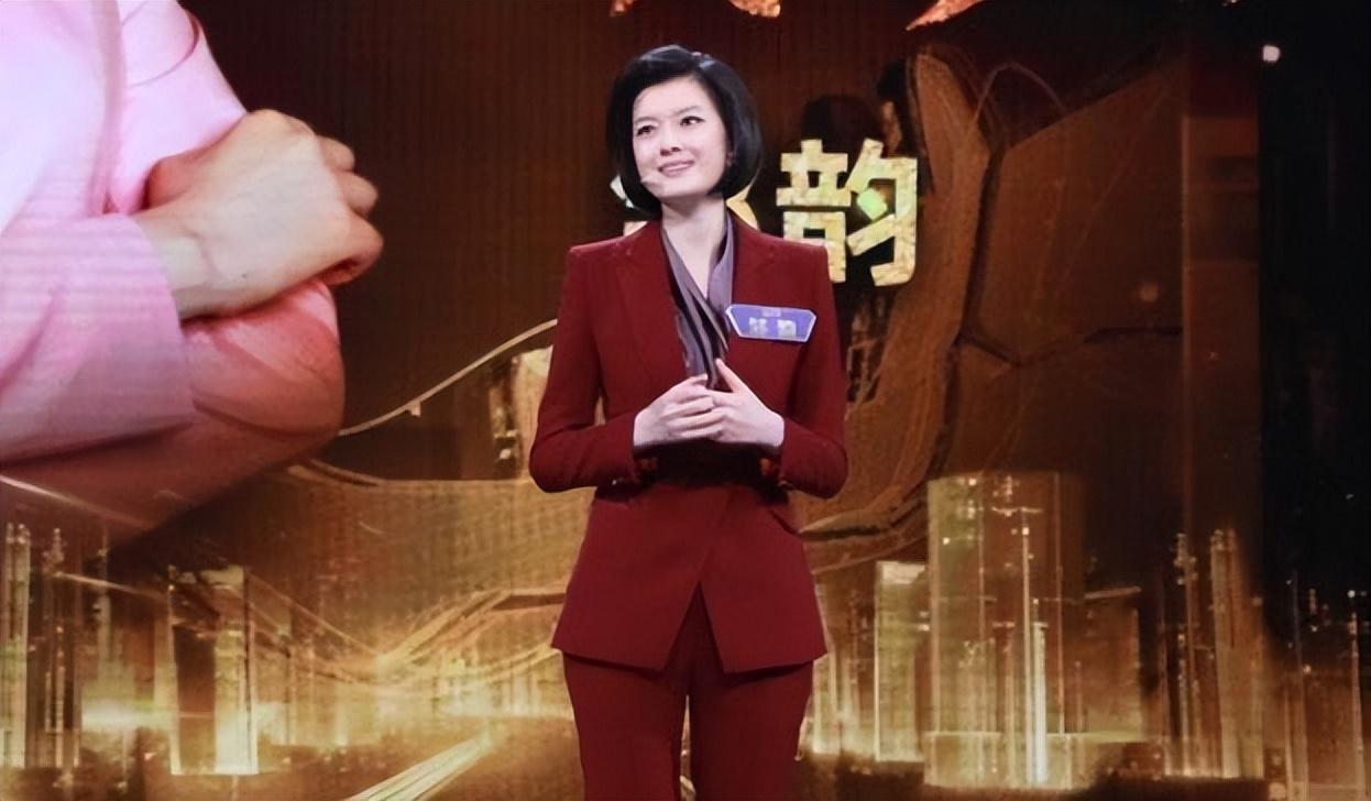 回顾主持邹韵曾征服康辉董卿全英文采访李显龙她真不简单