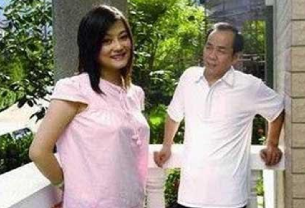 回顾歌手何静一婚三个月离婚二婚被丈夫监视独自抚养女儿至今