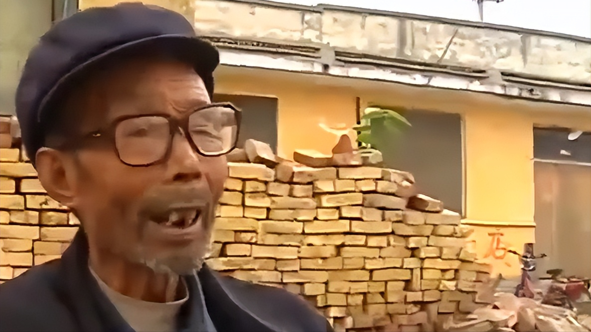 村民所有人都觉得阿旺不是个好人,因为他经常干一些偷鸡摸狗,打砸抢烧