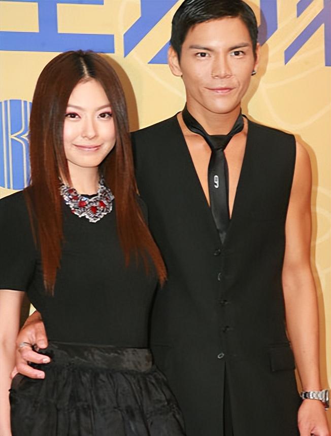 而此时的向佐,虽然喜欢黄婉佩,但是作为向太的乖宝儿子,他实在没有