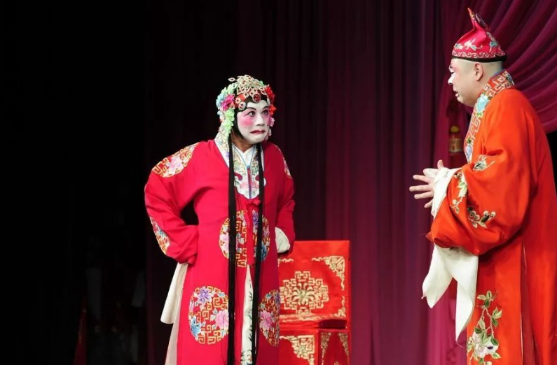 回顾金融才女梁以薇不做富家千金嫁京剧老生如今过得怎样