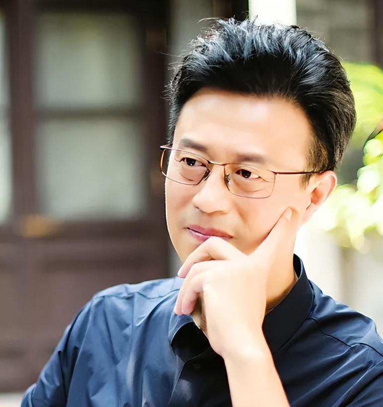 白燕升对瘫痪的发妻不离不弃妻子为他高龄产子今儿女双全