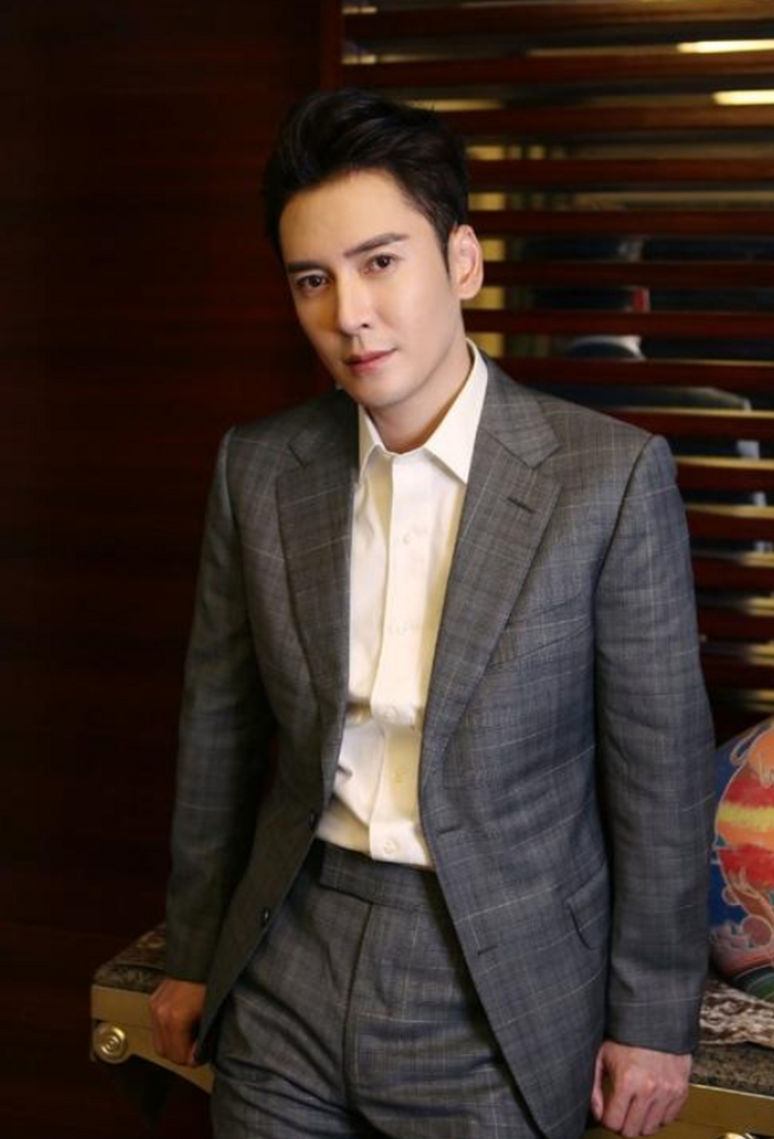 韩栋从工人跨界成为演员,凭借帅气外貌和勤奋努力在娱乐圈逆袭成功.