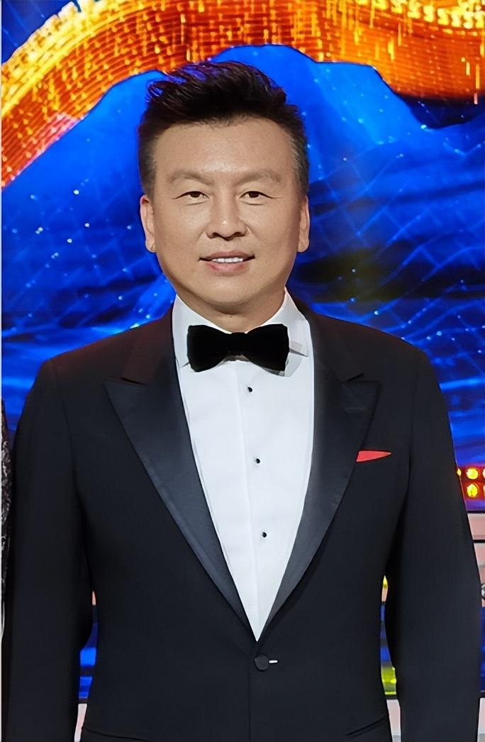 回顾主持人张泽群:和董卿恋爱是谣言,隐婚生子,妻子身份至今未知