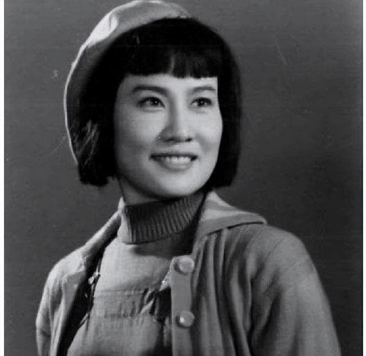 回顾老戏骨谢芳22岁嫁初恋相濡以沫65年三世同堂活成人生赢家