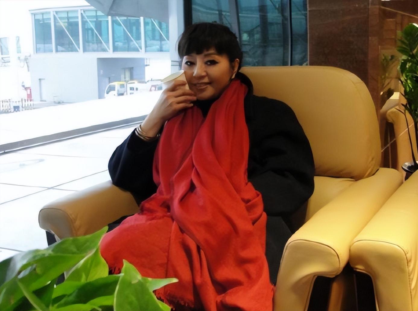 他的父亲也因为常年患病,一直需要人照顾,但殷秀琴却没有任何的怨言