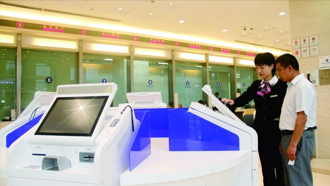 2021年河南男子要结婚,母亲到银行取存款120万,柜员:倒欠13万