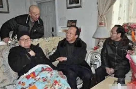 王健林的父亲军人出身活了101岁百岁生日时王健林为他祝寿