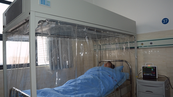 当小宽透过玻璃看到爸爸在无菌仓里忍受病痛折磨的时候,一时间泪流