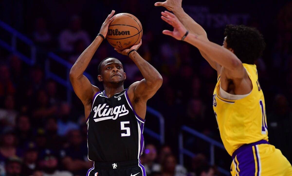 树大招风?詹姆斯再遭球迷起哄,客场返回更衣室全场齐喊宝贝去哪