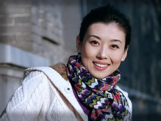 回顾央视女神李红被造谣嫁富豪如今45岁单身活出自己精彩