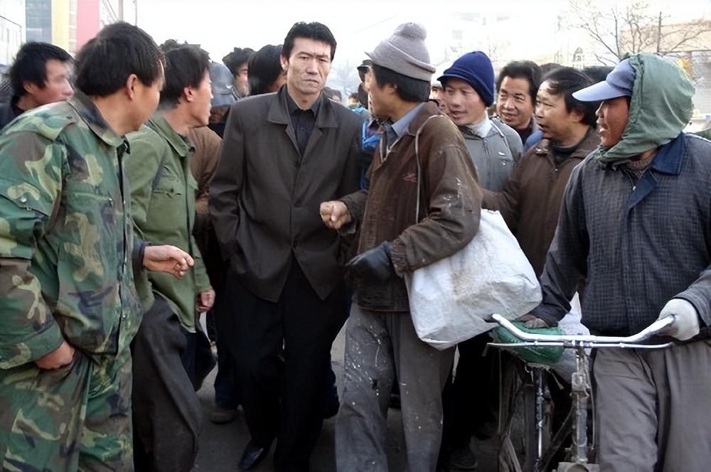 回顾建筑工地上的老人他60岁被清退后每月花500住8㎡出租屋