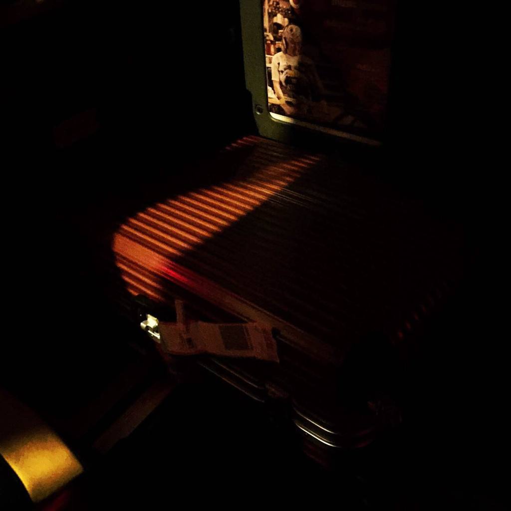 可不等他起床,半夜三更小袁就提着行李箱,蹑手蹑脚走出客厅,上了路边