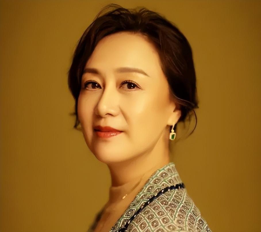 世界冠军江嘉良巅峰时退役娶百花影后为妻相爱数十年无绯闻