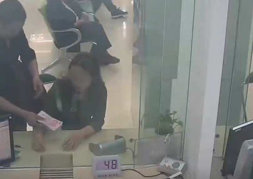 2017年广西一银行遭遇歹徒持刀抢劫大堂经理替换人质智擒劫匪