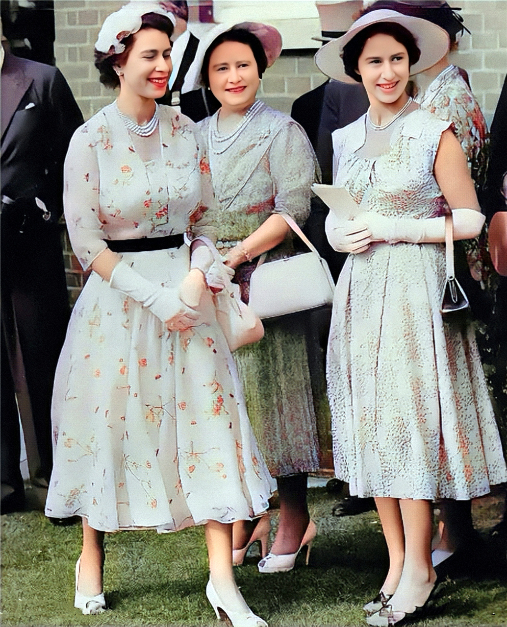 伊丽莎白二世与母亲王太后,妹妹玛格丽特公主一起出席活动.