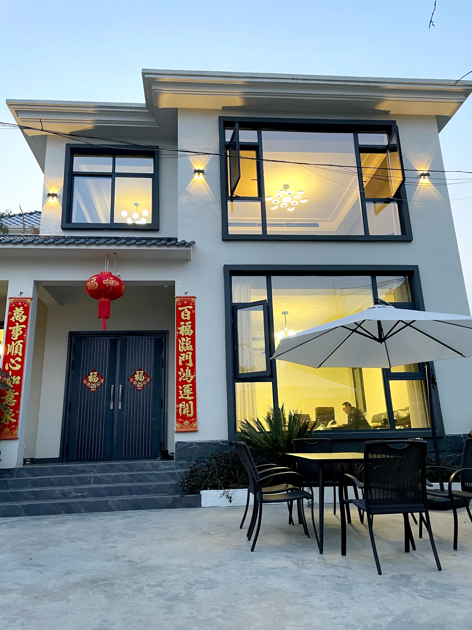 吃着西瓜 …… 农村自建门面房碧波小西瓜绿植自建房大门口绿植农村自