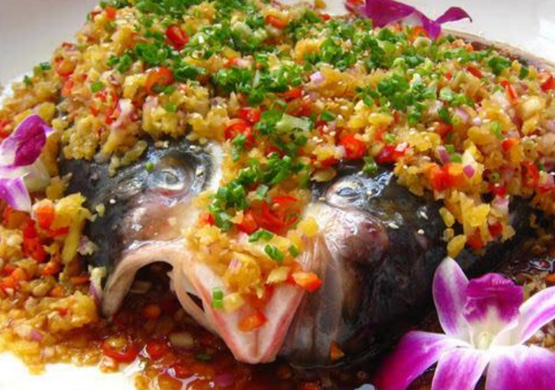 寻味主理人#  鄱湖胖鱼头是一道江西省九江市的特色传统名菜,属于