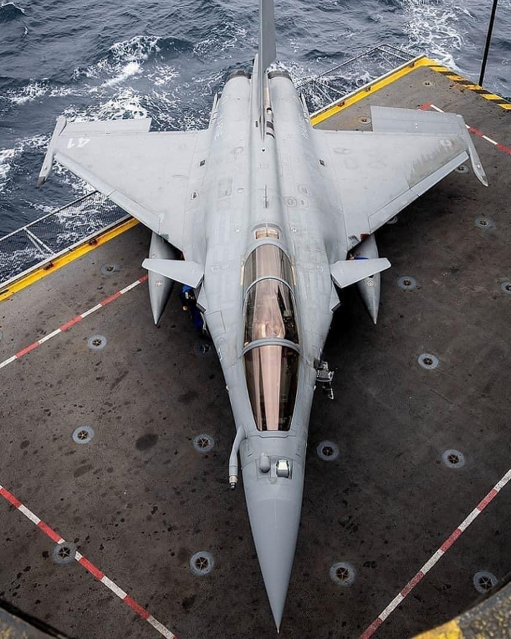 法国海军航空母舰上的阵风m战斗机,印度海军航空母舰上的米格-29k战斗