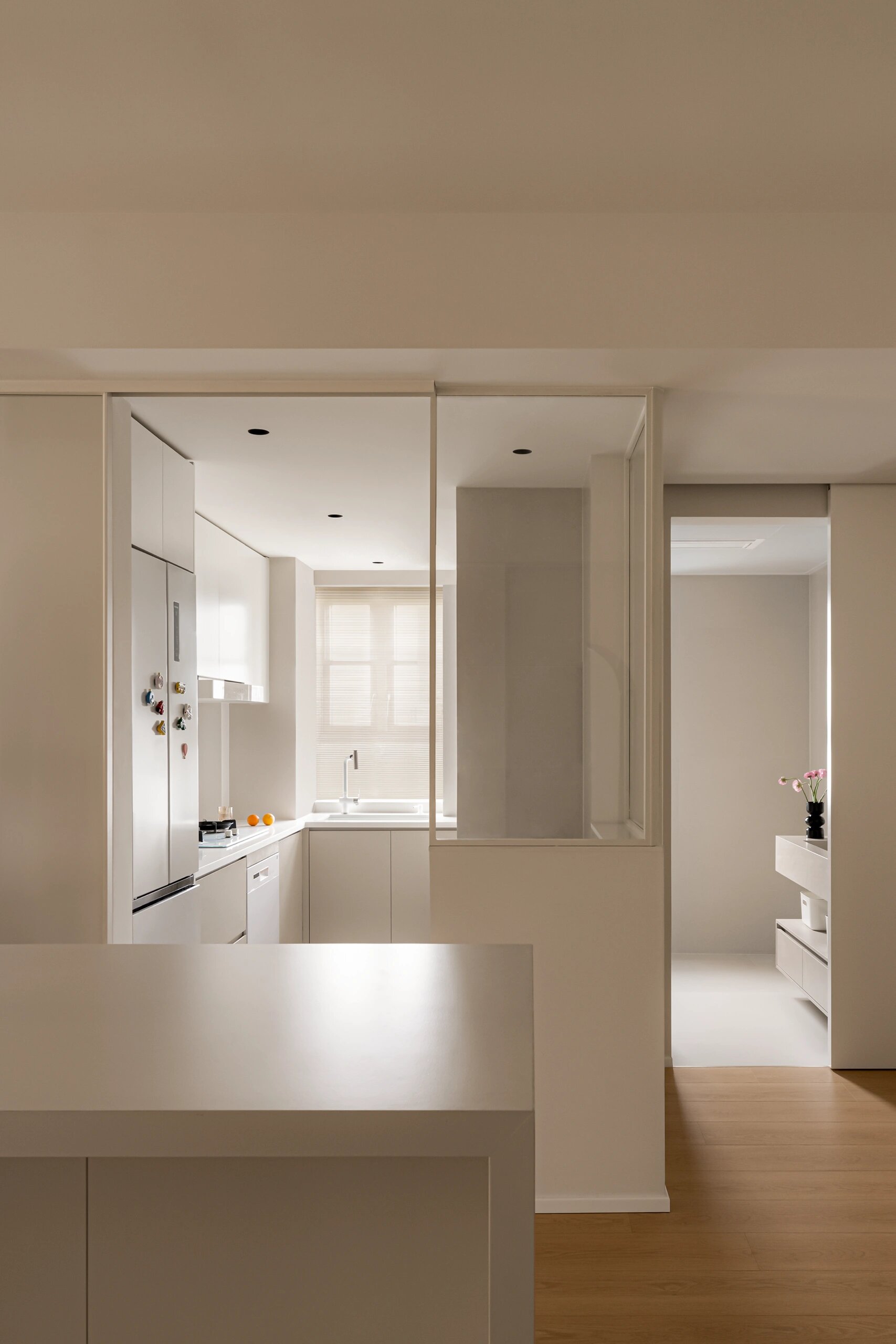 接下来,我们用推拉式的玻璃门代替了传统的厨房隔断门