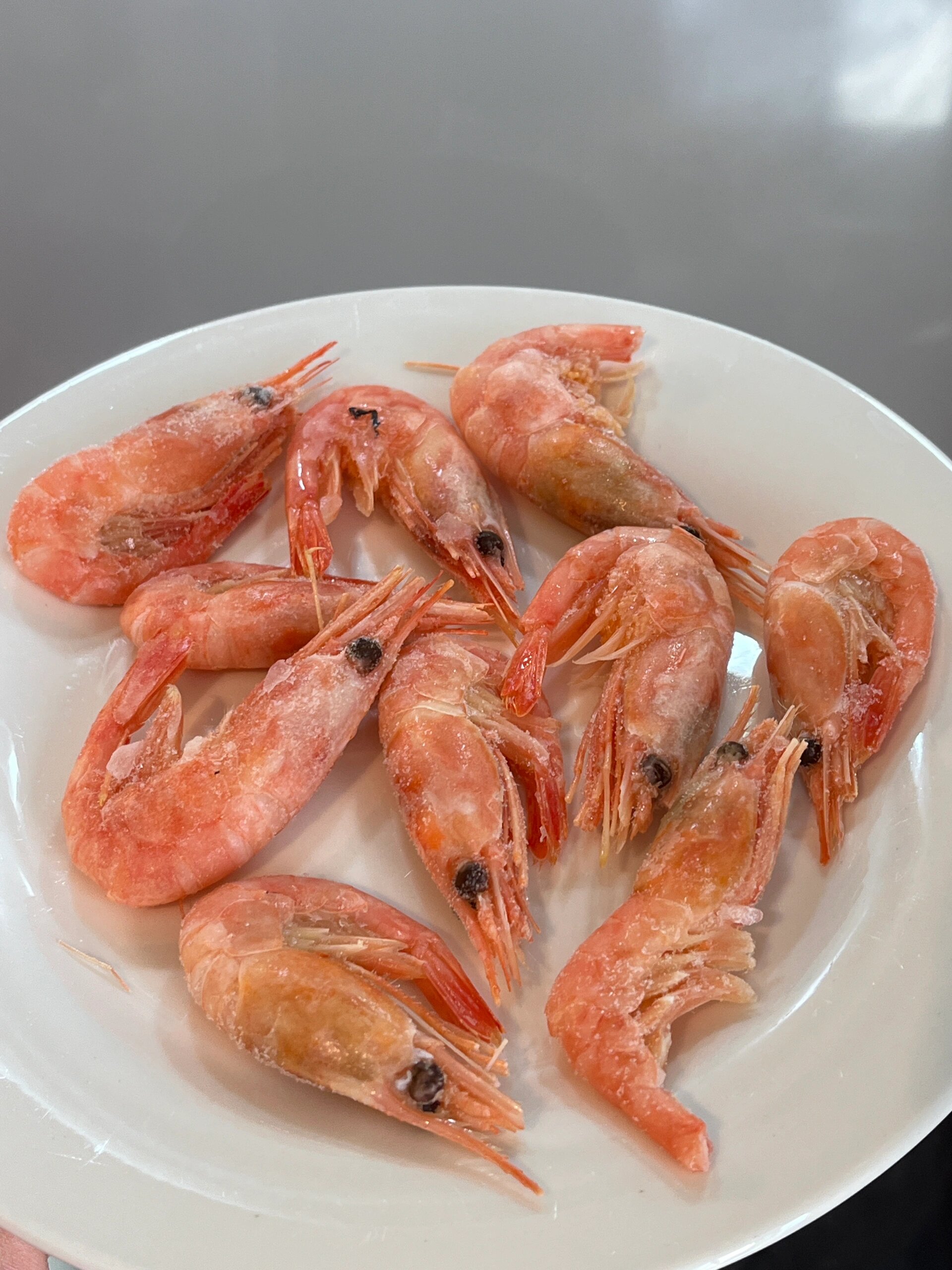 市售的北极冰虾本身就是煮熟的,解冻后就可以直接食用,如果想要进一步