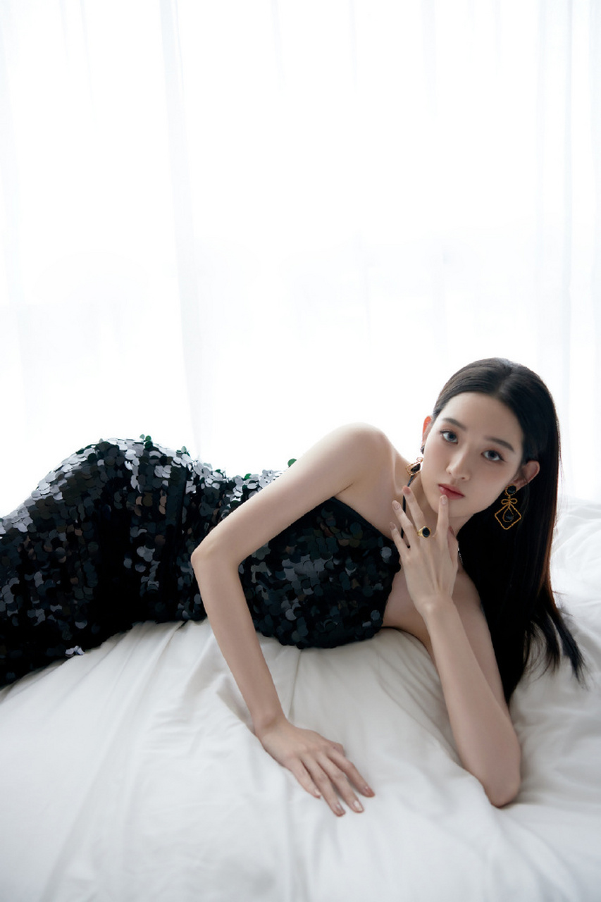 王玉雯身着黑色吊带礼服裙,不知道她的恋情现在如何了?