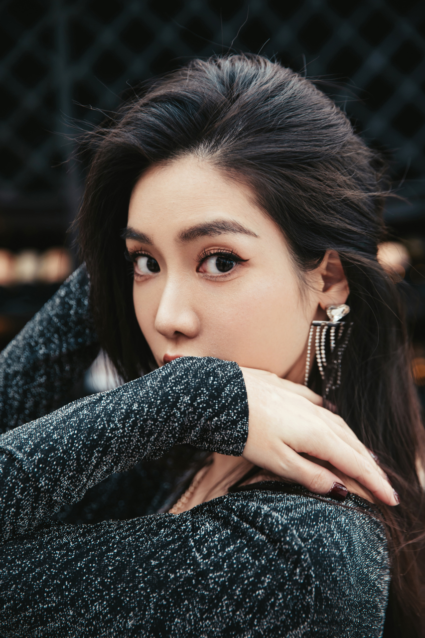 不被定义的女性力量# #时尚饰品# 最近真的被一组名媛写真照给美到了